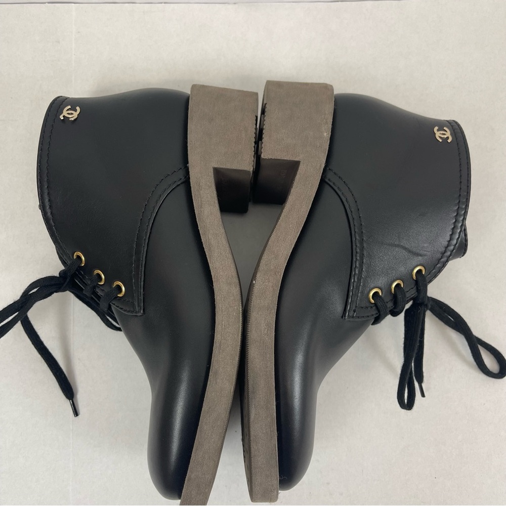 Chanel Black Leather Lace-Up Ankle Boots G31797 CC Logo Crepe Sole Sz40 US 9.5 - Picture 6 of 13